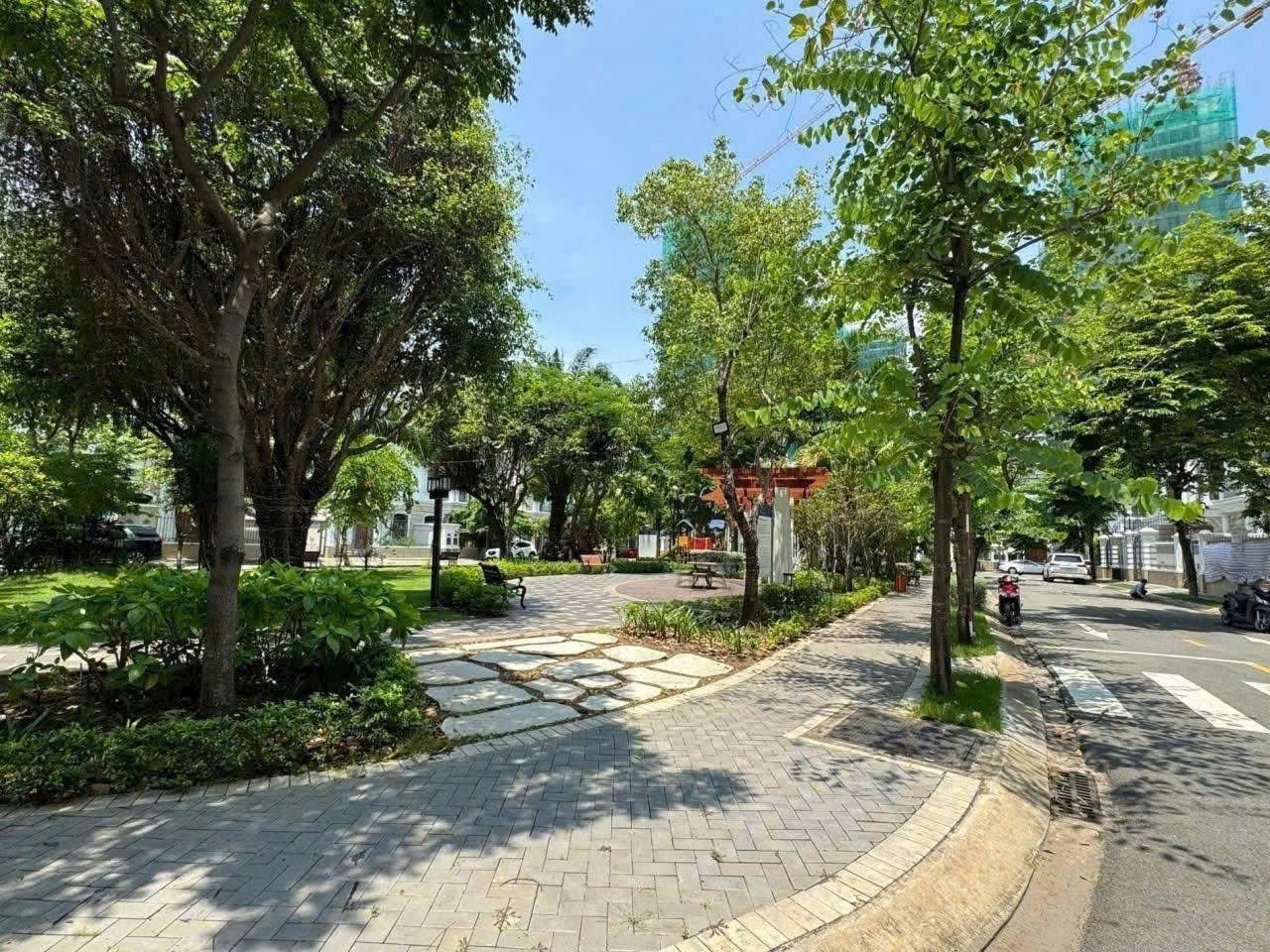 Nội khu cây xanh gần biệt thự Victoria Village