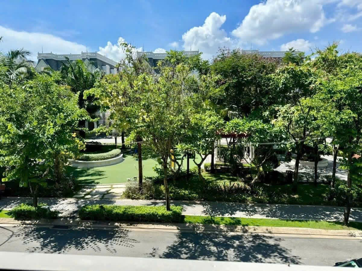 View ná»™i khu xanh mÃ¡t tá»« cÄƒn villa Victoria Village